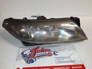 Gebruikte Koplamp rechts Renault Laguna II Grandtour (KG) 1.8 16V Prijs op aanvraag aangeboden door Autodemontage Joko B.V.