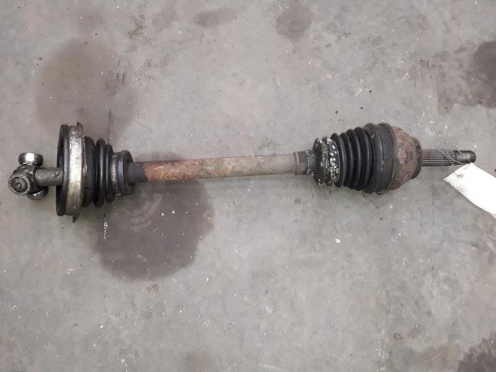 Gebruikte Aandrijfas links-voor Renault Twingo (C06) 1.2 SPi Phase I Prijs op aanvraag aangeboden door Autodemontage Joko B.V.