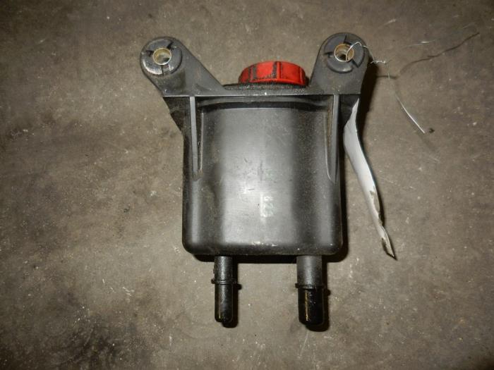 Gebruikte Servo Oliereservoir Alfa Romeo 147 (937) 1.9 JTD 115 Prijs op aanvraag aangeboden door Autodemontage Joko B.V.