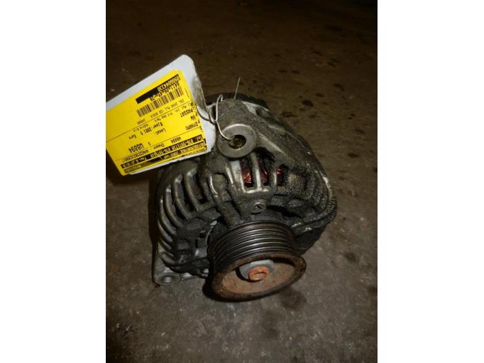 Gebruikte Dynamo Volkswagen Passat Variant (3B6) 2.5 TDI V6 24V Prijs op aanvraag aangeboden door Autodemontage Joko B.V.