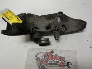 Gebruikte Dynamosteun boven Renault Trafic New (FL) 1.9 dCi 82 16V Prijs op aanvraag aangeboden door Autodemontage Joko B.V.