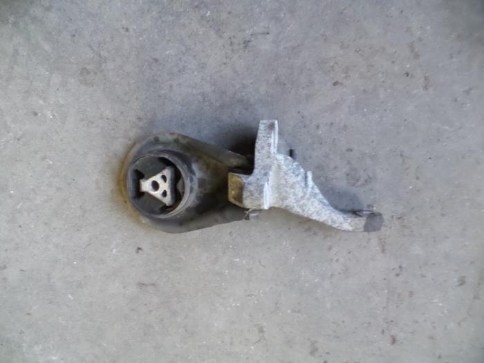 Gebruikte Versnellingsbak Steun Ford Focus 2 C+C 2.0 16V Prijs op aanvraag aangeboden door Autodemontage Joko B.V.
