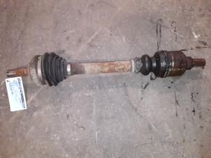 Gebruikte Aandrijfas links-voor Peugeot 406 (8B) 2.0 16V ST,SV Prijs op aanvraag aangeboden door Autodemontage Joko B.V.