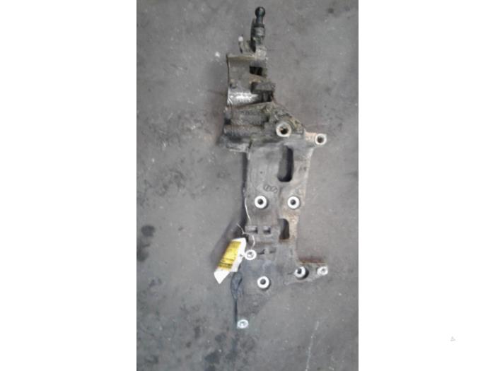 Gebruikte Dynamosteun boven Volkswagen Golf VII (AUA) 1.6 TDI BlueMotion 16V Prijs op aanvraag aangeboden door Autodemontage Joko B.V.