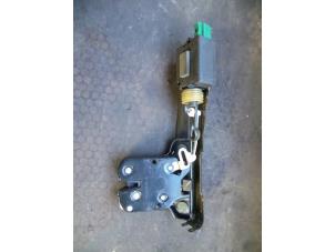 Gebruikte Slotmechaniek Achterklep Audi TT Roadster (8N9) 1.8 20V Turbo Quattro Prijs op aanvraag aangeboden door Autodemontage Joko B.V.