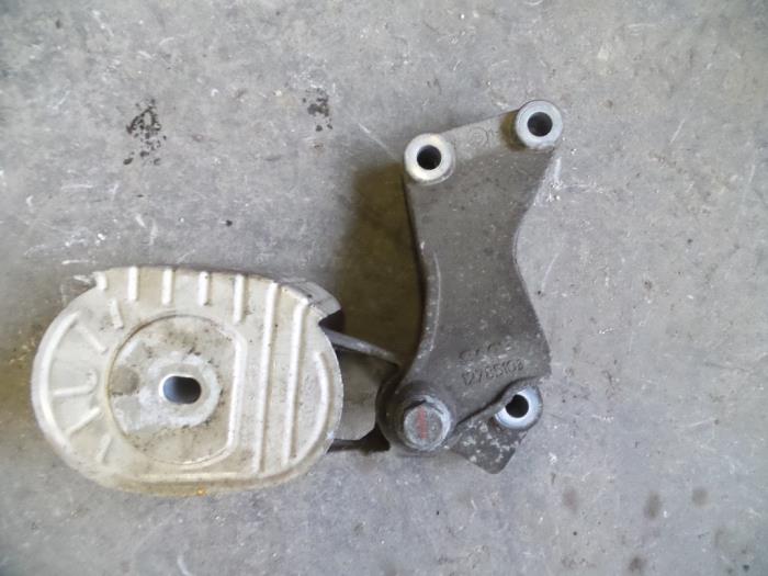 Gebruikte Versnellingsbak Steun Saab 9-3 II (YS3F) 2.0t 16V Prijs op aanvraag aangeboden door Autodemontage Joko B.V.