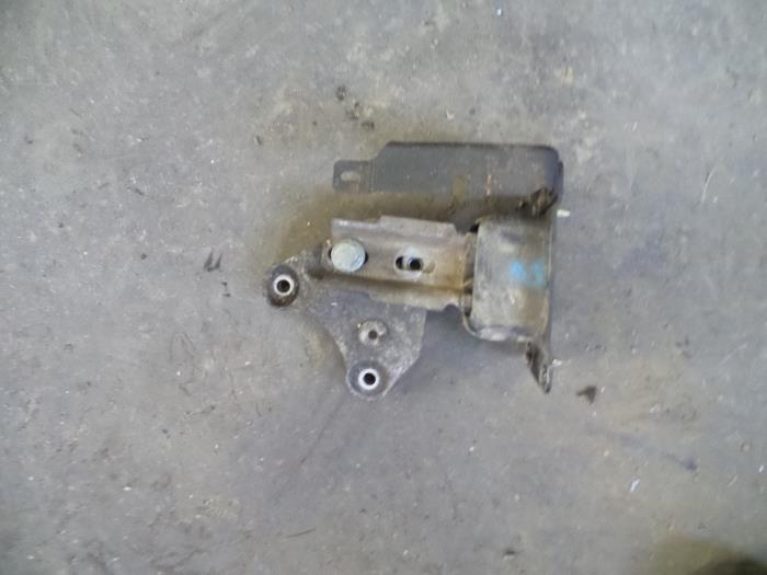 Gebruikte Versnellingsbak Steun Peugeot 207/207+ (WA/WC/WM) 1.6 16V Prijs op aanvraag aangeboden door Autodemontage Joko B.V.