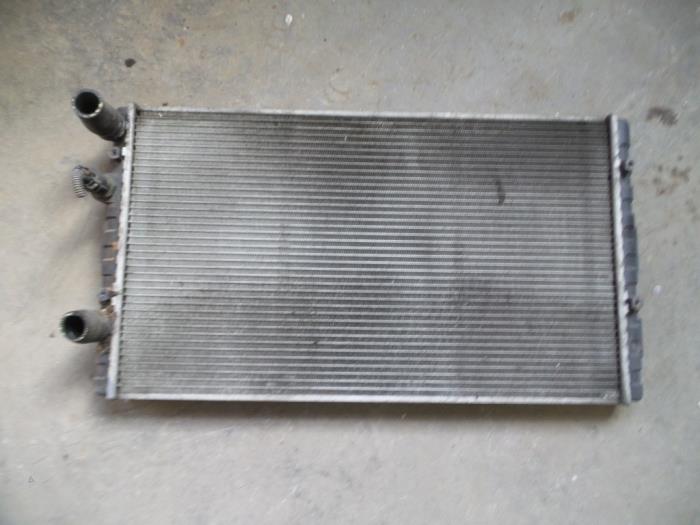 Gebruikte Radiateur Volkswagen Polo III (6N1) 1.6i 75 Prijs op aanvraag aangeboden door Autodemontage Joko B.V.
