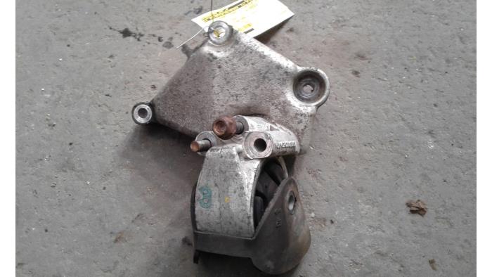 Gebruikte Motorsteun Volvo V40 (VW) 2.0 16V Prijs op aanvraag aangeboden door Autodemontage Joko B.V.