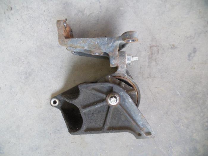 Gebruikte Versnellingsbak Steun Opel Agila (A) 1.2 16V Twin Port Prijs op aanvraag aangeboden door Autodemontage Joko B.V.