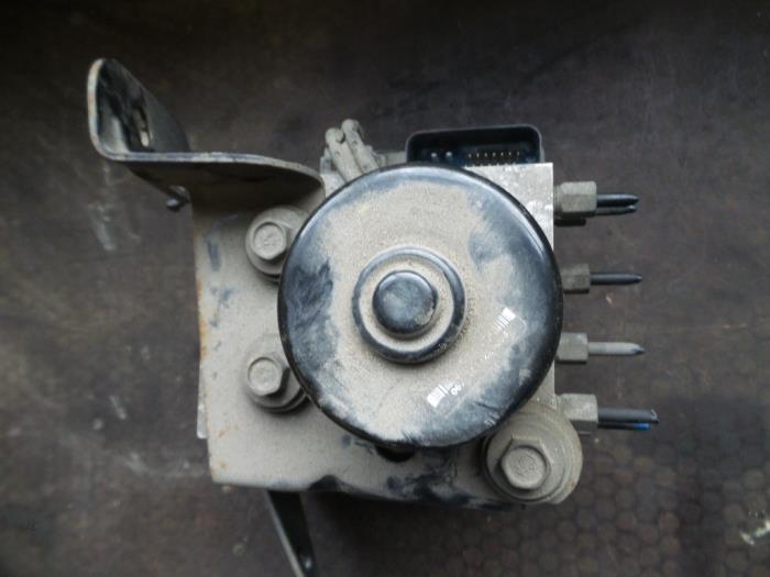 ABS Pomp van een Chrysler PT Cruiser 2.0 16V 2000