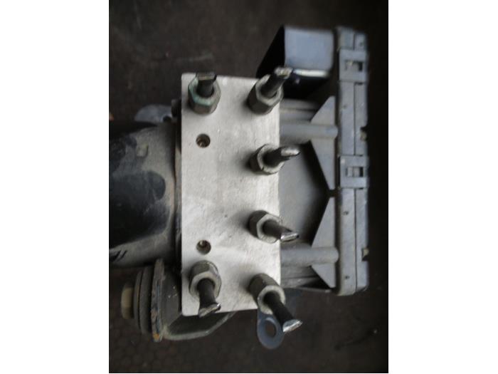 ABS Pomp van een Chrysler PT Cruiser 2.0 16V 2000