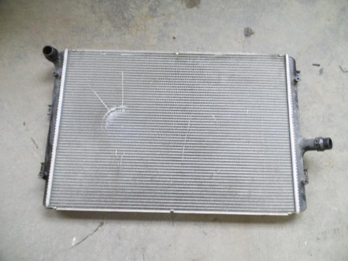 Gebruikte Radiateur Volkswagen Passat (3C2) 2.0 TDI 16V 140 Prijs op aanvraag aangeboden door Autodemontage Joko B.V.