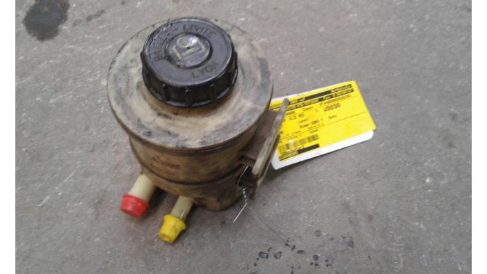 Gebruikte Servo Oliereservoir Renault Laguna II Grandtour (KG) 1.9 dCi 120 Prijs op aanvraag aangeboden door Autodemontage Joko B.V.