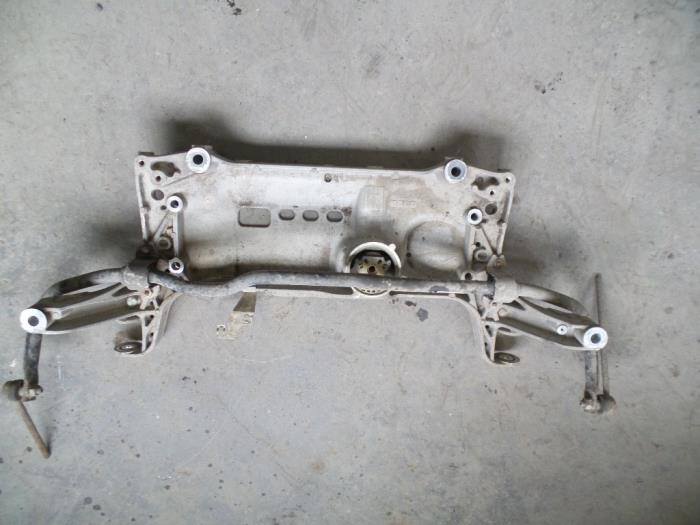 Subframe van een Volkswagen Passat (3C2) 2.0 TDI 16V 140 2009