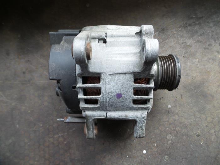 Gebruikte Dynamo Volkswagen Passat (3C2) 2.0 TDI 16V 140 Prijs op aanvraag aangeboden door Autodemontage Joko B.V.
