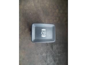 Gebruikte Handrem schakelaar Volkswagen Passat (3C2) 2.0 TDI 16V 140 Prijs op aanvraag aangeboden door Autodemontage Joko B.V.