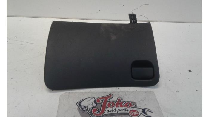 Dashboardkastje van een Ford Puma 1.4 16V 1999