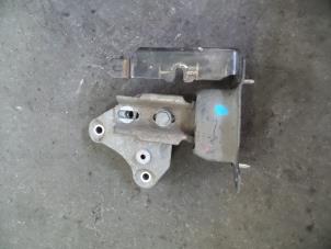 Gebruikte Versnellingsbak Steun Peugeot 207/207+ (WA/WC/WM) 1.4 16V Prijs op aanvraag aangeboden door Autodemontage Joko B.V.