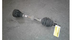 Gebruikte Aandrijfas links-voor Volkswagen New Beetle (9C1/9G1) 2.0 Prijs op aanvraag aangeboden door Autodemontage Joko B.V.