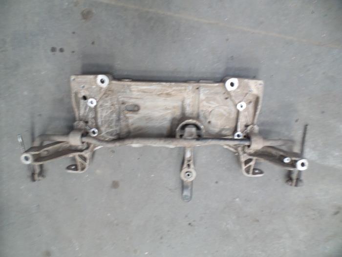 Gebruikte Subframe Volkswagen Caddy III (2KA,2KH,2CA,2CH) 2.0 SDI Prijs op aanvraag aangeboden door Autodemontage Joko B.V.