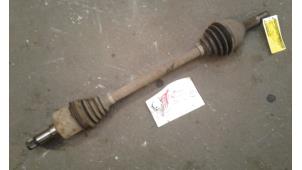 Gebruikte Aandrijfas links-voor Ford Transit 2.0 TDdi 16V Prijs op aanvraag aangeboden door Autodemontage Joko B.V.