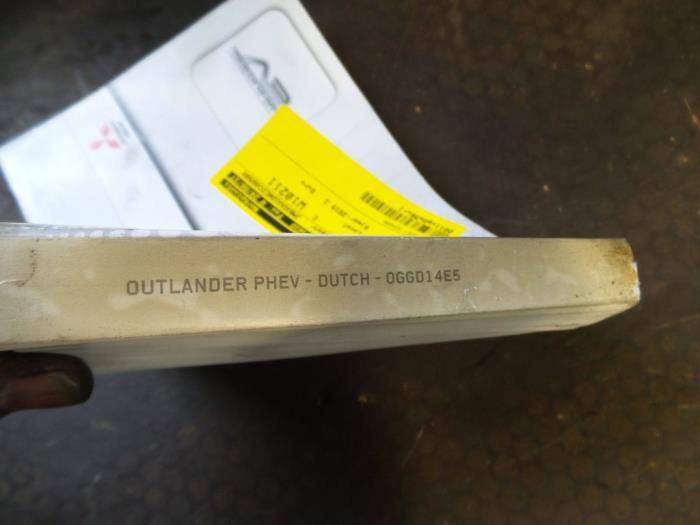 Instructie Boekje van een Mitsubishi Outlander (GF/GG) 2.0 16V PHEV 4x4 2015