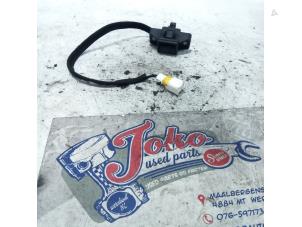 Gebruikte Achterklep Slotmechaniek Renault Clio II (BB/CB) 1.2 Prijs op aanvraag aangeboden door Autodemontage Joko B.V.