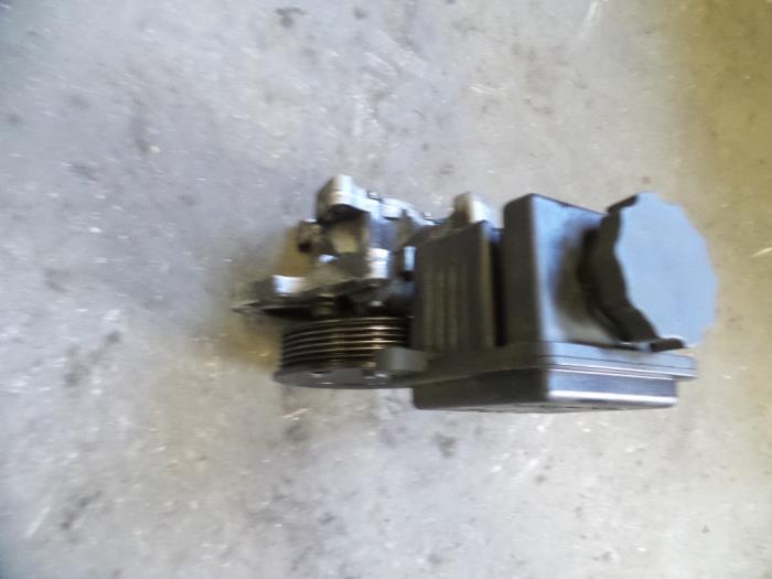 Gebruikte Pomp Servo Mercedes CLK (C208) 3.2 320 V6 18V Prijs op aanvraag aangeboden door Autodemontage Joko B.V.