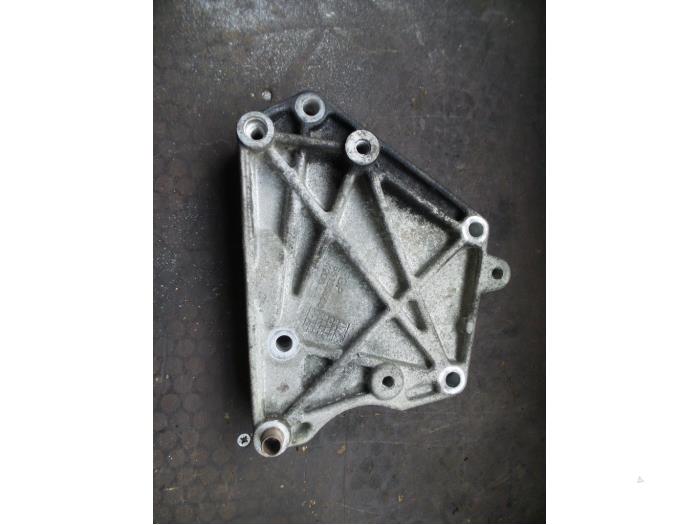 Gebruikte Dynamosteun boven Suzuki Swift (ZA/ZC/ZD1/2/3/9) 1.3 D 16V Prijs op aanvraag aangeboden door Autodemontage Joko B.V.