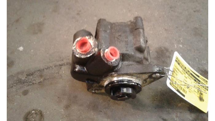 Gebruikte Pomp Servo Renault Master II (JD) 2.5 D Prijs op aanvraag aangeboden door Autodemontage Joko B.V.