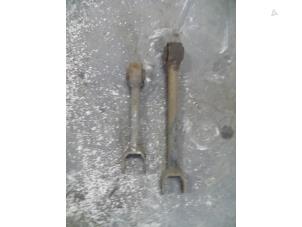 Gebruikte Reactiestang links-achter Dodge Avenger (JS) 2.0 CRD 16V Prijs op aanvraag aangeboden door Autodemontage Joko B.V.