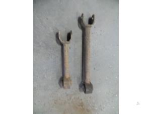 Gebruikte Reactiestang rechts-achter Dodge Avenger (JS) 2.0 CRD 16V Prijs op aanvraag aangeboden door Autodemontage Joko B.V.