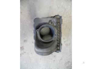 Gebruikte Luchtfilterhuis Dodge Avenger (JS) 2.0 CRD 16V Prijs op aanvraag aangeboden door Autodemontage Joko B.V.