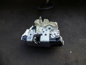 Gebruikte Deurslot Mechaniek 4Deurs links-achter Dodge Avenger (JS) 2.0 CRD 16V Prijs op aanvraag aangeboden door Autodemontage Joko B.V.