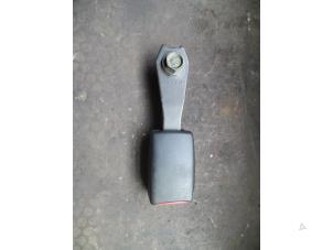 Gebruikte Veiligheidsgordel Insteek links-voor Mitsubishi Colt (CJ) 1.3 16V Prijs op aanvraag aangeboden door Autodemontage Joko B.V.