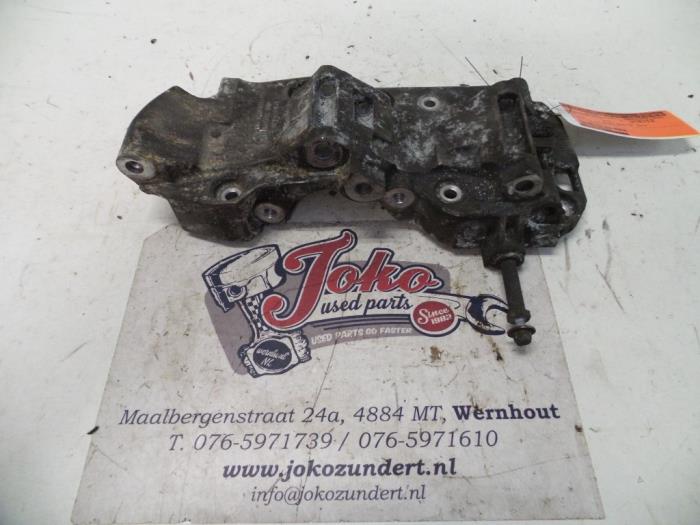 Gebruikte Dynamosteun boven BMW 3 serie Touring (F31) 330d 3.0 24V Prijs op aanvraag aangeboden door Autodemontage Joko B.V.