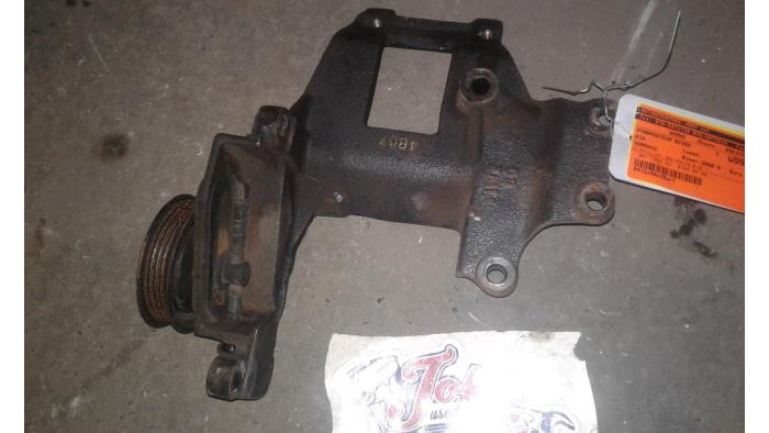 Gebruikte Dynamosteun boven Kia Sorento I (JC) 3.5 V6 24V Prijs op aanvraag aangeboden door Autodemontage Joko B.V.