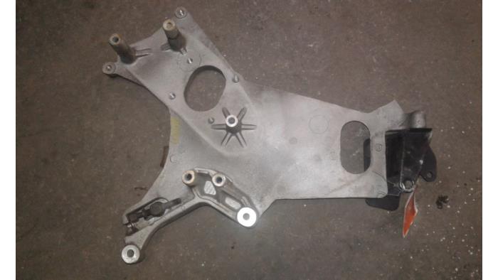 Gebruikte Dynamosteun boven Kia Sorento I (JC) 3.5 V6 24V Prijs op aanvraag aangeboden door Autodemontage Joko B.V.