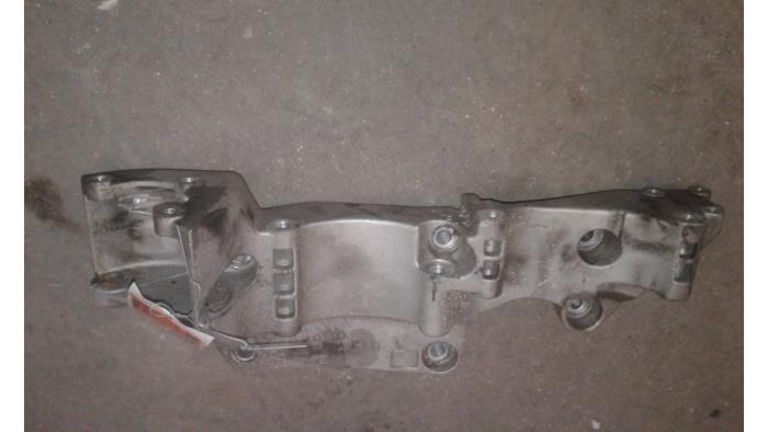 Gebruikte Dynamosteun boven Volkswagen Golf IV Variant (1J5) 1.6 Prijs op aanvraag aangeboden door Autodemontage Joko B.V.