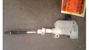 Gebruikte Motor Centrale Deurvergrendeling Volkswagen Golf IV Variant (1J5) 1.6 Prijs op aanvraag aangeboden door Autodemontage Joko B.V.