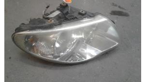 Gebruikte Koplamp rechts Chrysler Voyager/Grand Voyager (RG/RS) 2.8 CRD 16V Autom. Prijs op aanvraag aangeboden door Autodemontage Joko B.V.