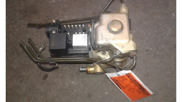 Gebruikte ABS Pomp Mercedes E diesel (W124) 3.0 300 D Turbo Prijs op aanvraag aangeboden door Autodemontage Joko B.V.