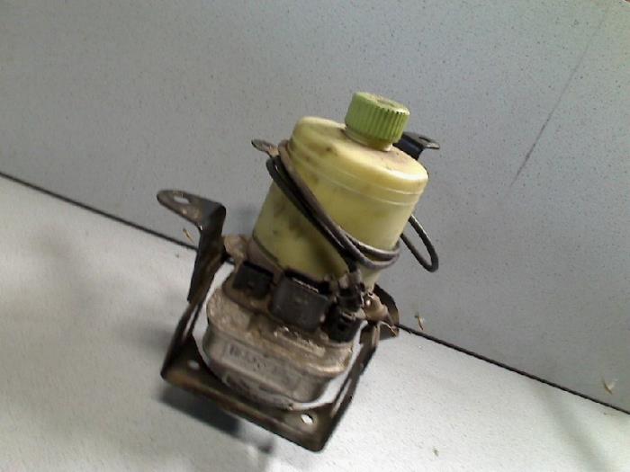 Gebruikte Pomp Servo Volkswagen Polo IV (9N1/2/3) 1.4 TDI 75 Prijs € 100,00 Margeregeling aangeboden door Automarkt Lotfi