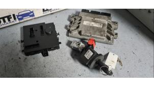 Gebruikte Kontaktslot + computer Renault Twingo II (CN) 1.2 16V Prijs € 150,00 Margeregeling aangeboden door Automarkt Lotfi