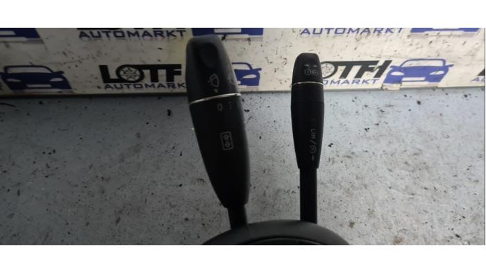 Richtingaanwijzer Schakelaar van een Mercedes-Benz E (W212) E-200 CDI 16V BlueEfficiency,BlueTEC 2010