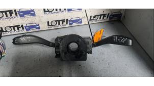 Gebruikte Richtingaanwijzer Schakelaar Volkswagen Polo V (6R) 1.2 12V Prijs € 40,00 Margeregeling aangeboden door Automarkt Lotfi