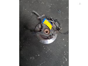 Gebruikte Fusee houder links-voor Ford Fiesta 6 (JA8) 1.0 Ti-VCT 12V 65 Prijs € 70,00 Margeregeling aangeboden door Automarkt Lotfi