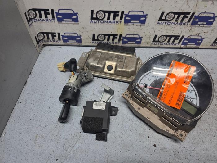 Kontaktslot + computer van een Toyota Aygo (B10) 1.0 12V VVT-i 2007