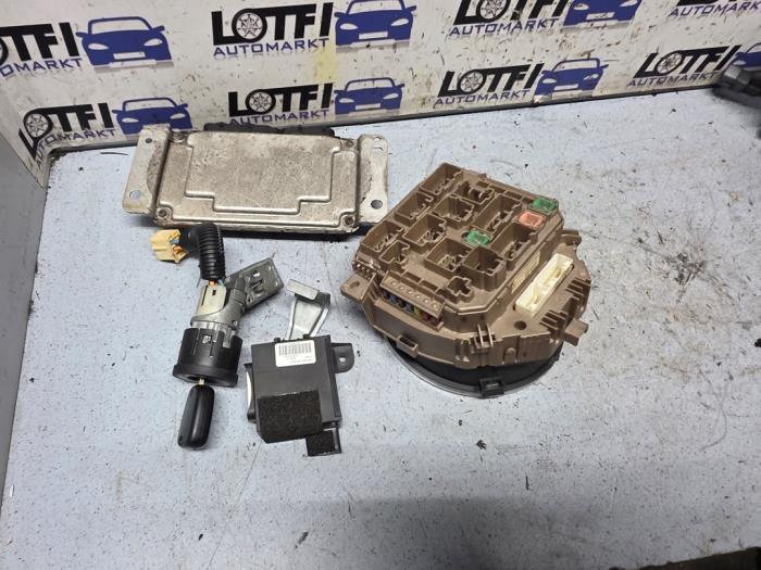 Kontaktslot + computer van een Toyota Aygo (B10) 1.0 12V VVT-i 2007